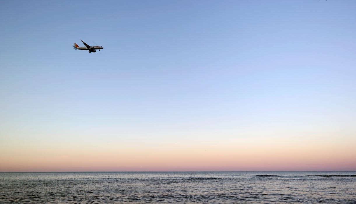 Flygplan vid kust